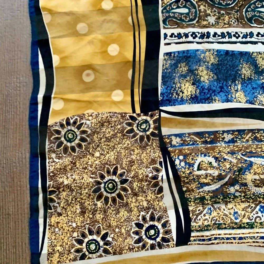 Vintage Adrienne Vittadini scarf 20/20 inch